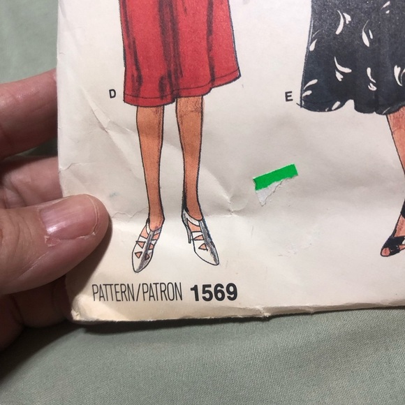 Vintage Vogue basic designs pattern 1569- 14.16.18- dress pattern -cut all there - Picture 2 of 9